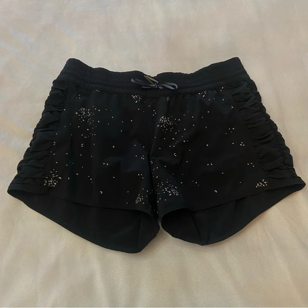 Lululemon Black Run Around Reversible Short Size 8 - 2956